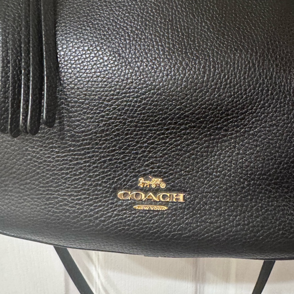Elegant Black Leather Shoulder Bag - Picture 2 of 10